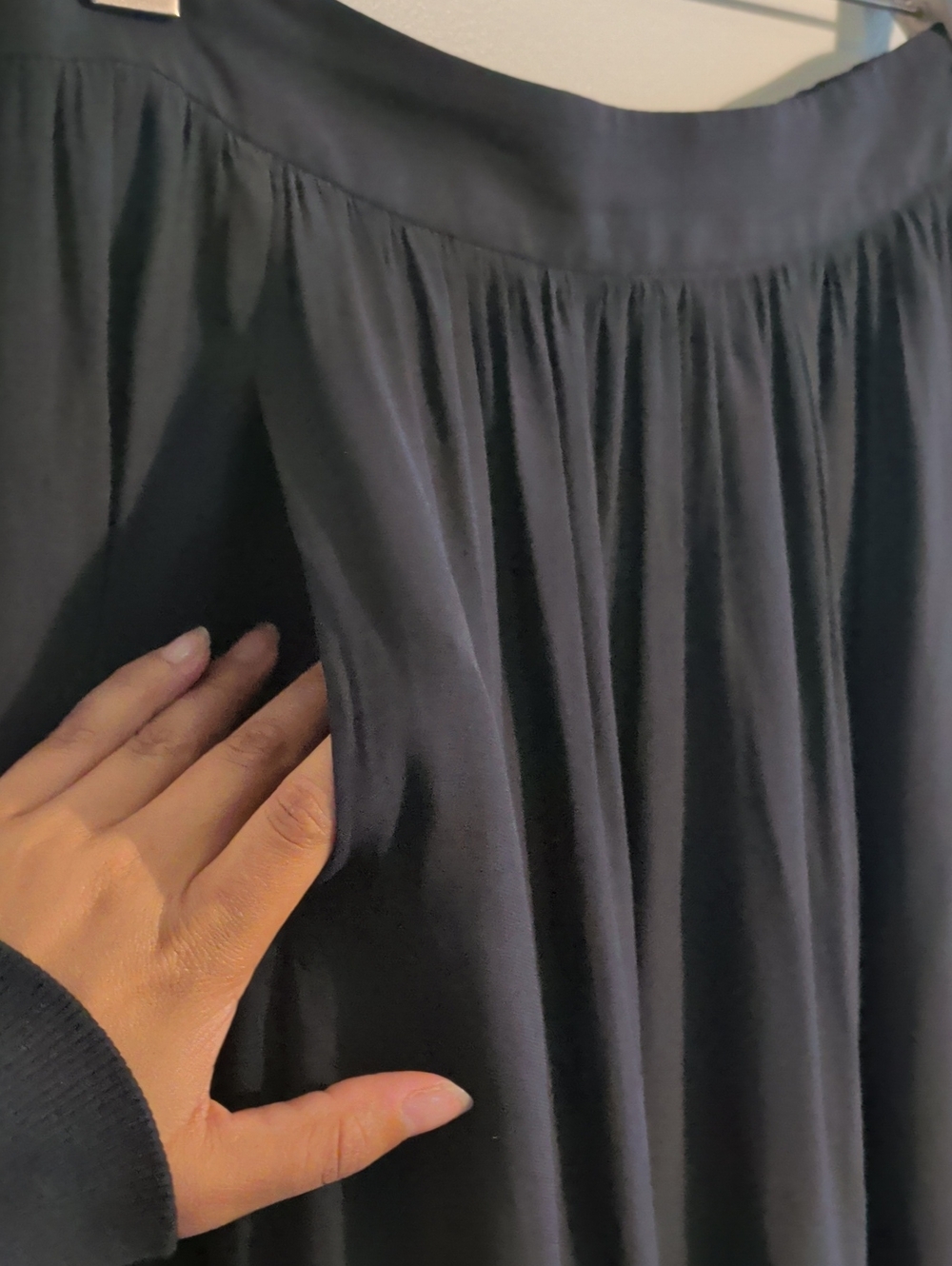 ARITZIA talula black hi-low midi skirt - size medium - Picture 4 of 9